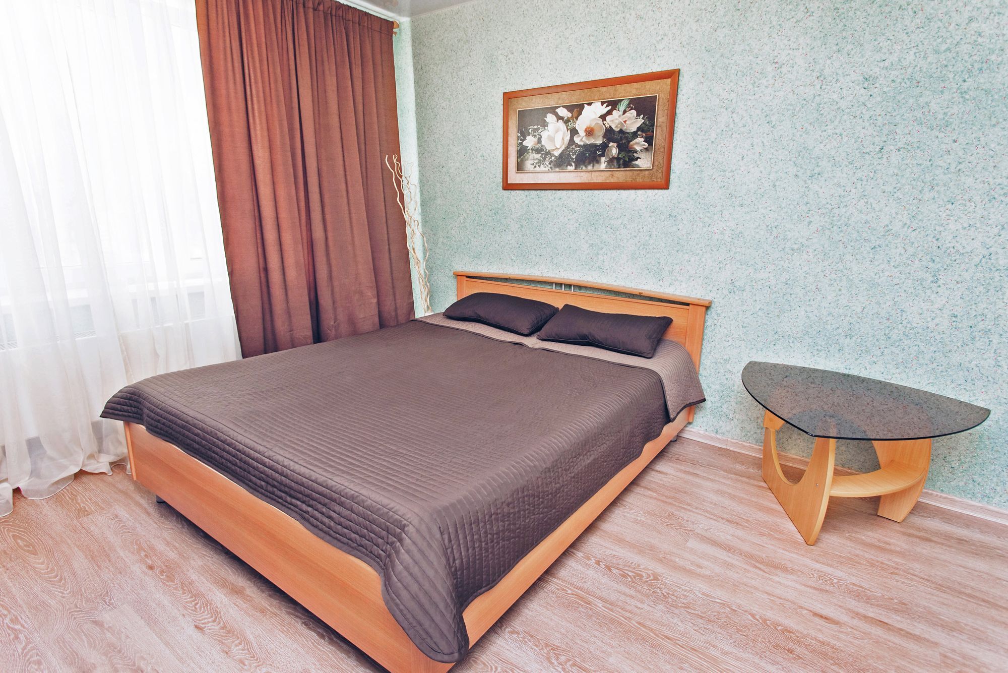 Снять квартиру в екатеринбурге посуточно. Apartments Home Hotel Екатеринбург. Среднеуральск гостиница на сутки. Гагарина 5 Магадан. Екатеринбург снять квартиру по часово.